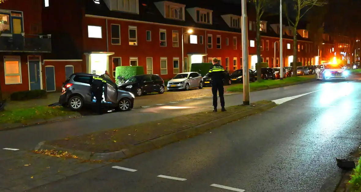 Brommobiel klapt op lantaarnpaal - Foto 2