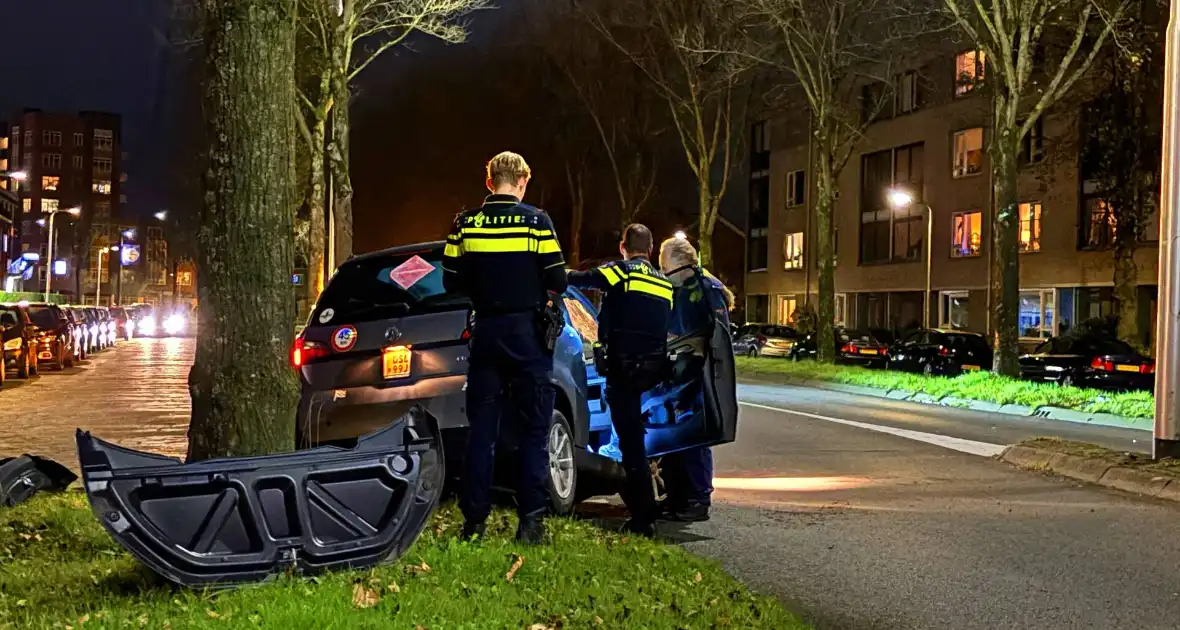 Brommobiel klapt op lantaarnpaal - Foto 3