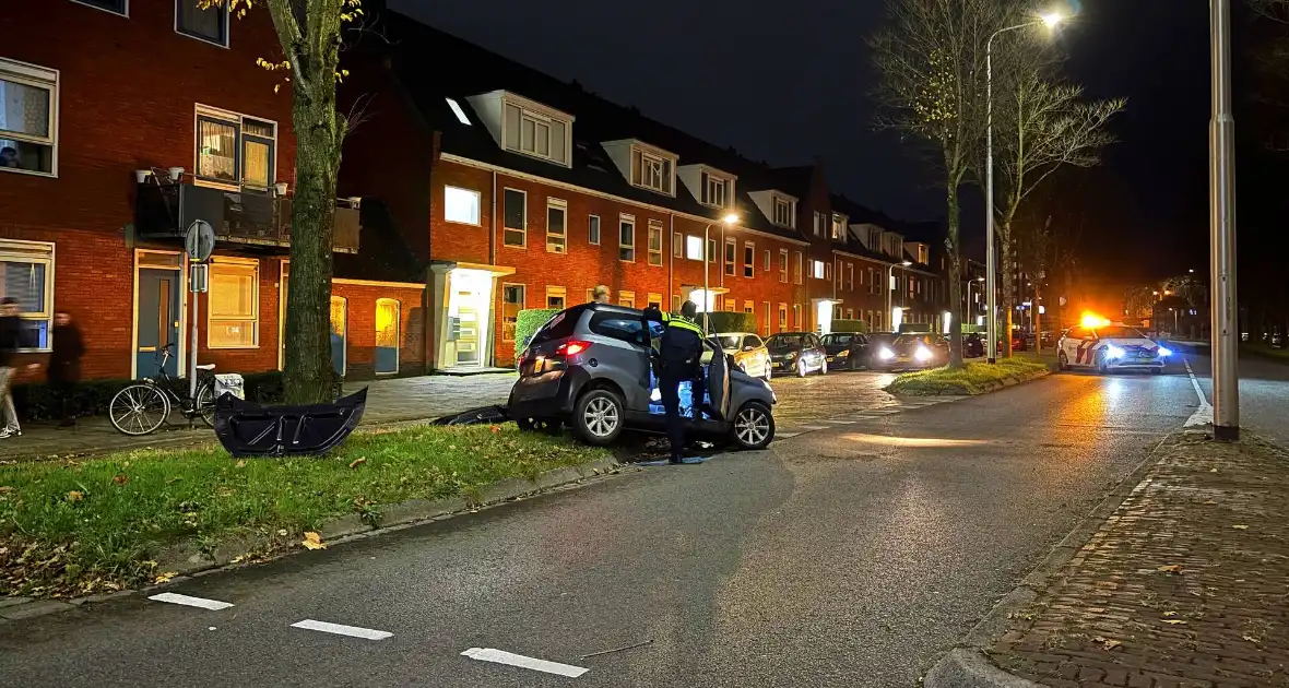 Brommobiel klapt op lantaarnpaal - Foto 4