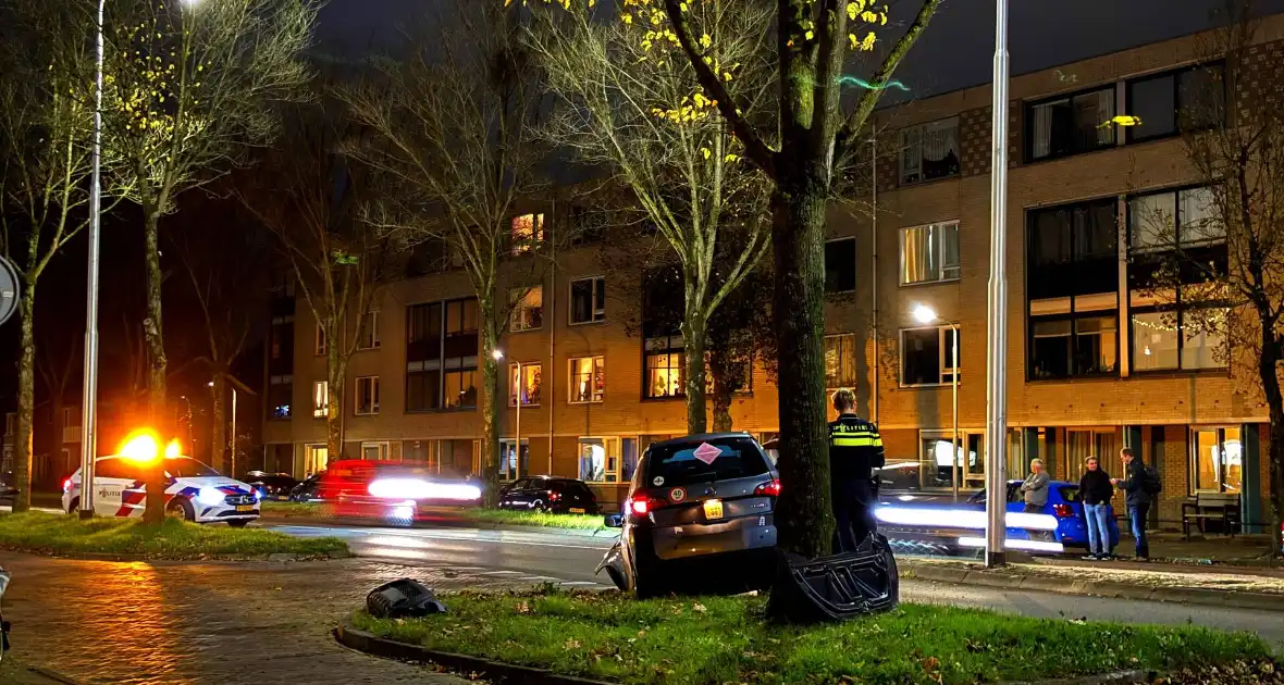 Brommobiel klapt op lantaarnpaal - Foto 5