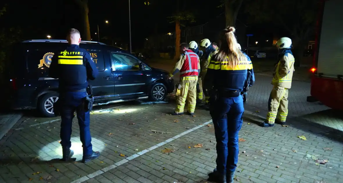 Getuigen en politie voorkomen grote schade bij voertuigbrand - Foto 1