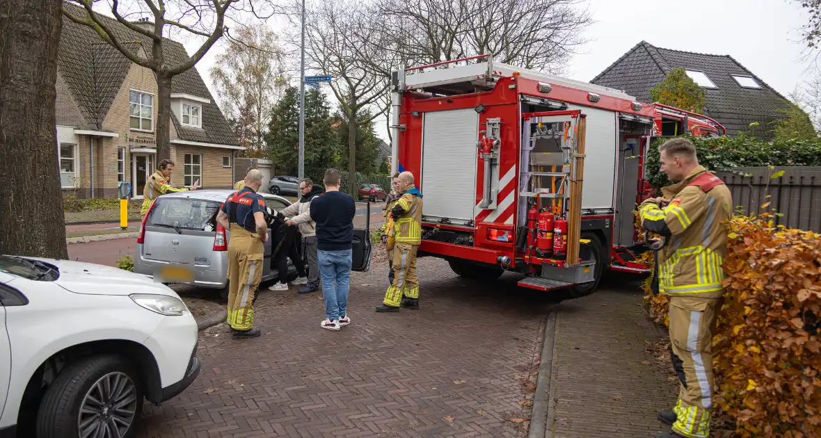 Auto valt in het slot, brandweer bevrijdt kind