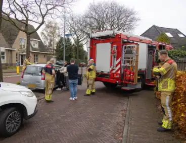 Auto valt in het slot, brandweer bevrijdt kind