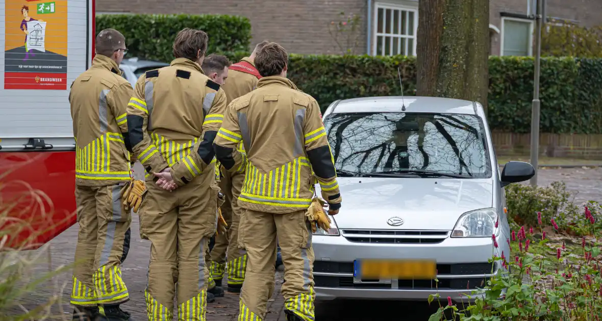 Auto valt in het slot, brandweer bevrijdt kind - Foto 1