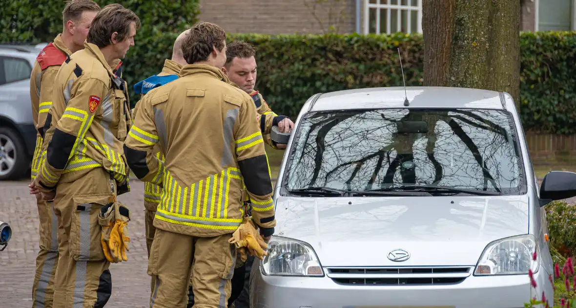 Auto valt in het slot, brandweer bevrijdt kind - Foto 3