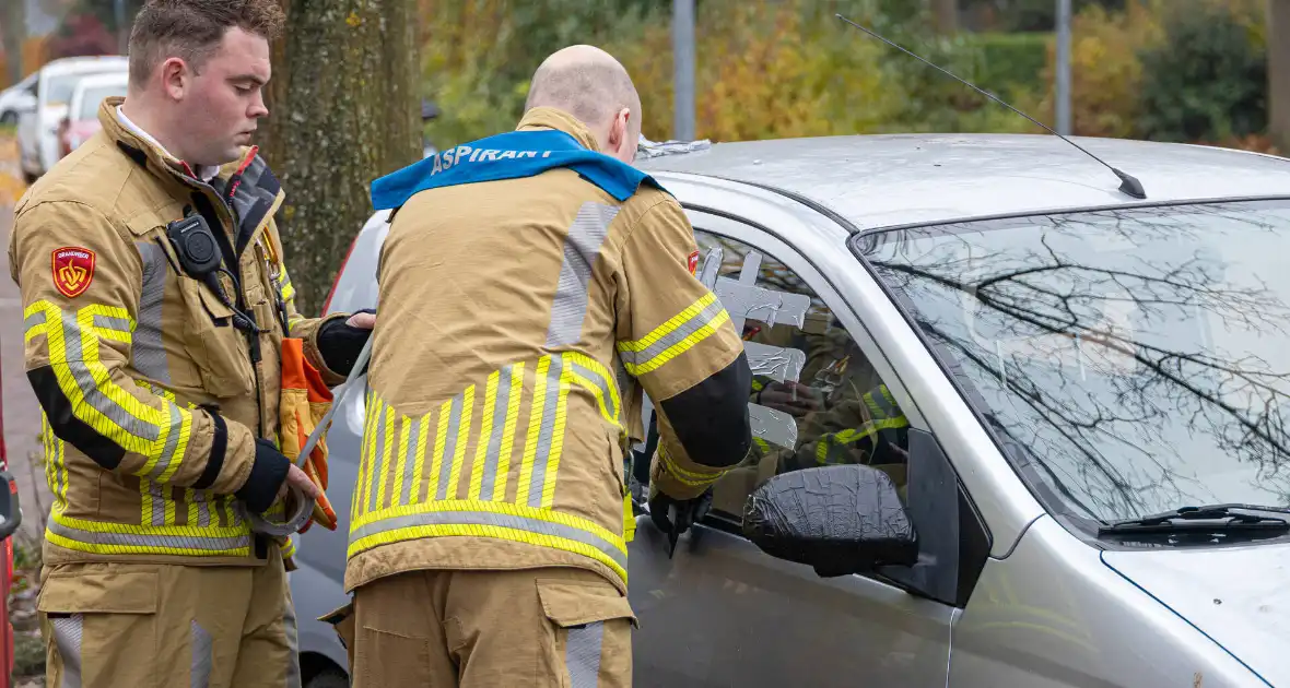 Auto valt in het slot, brandweer bevrijdt kind - Foto 4