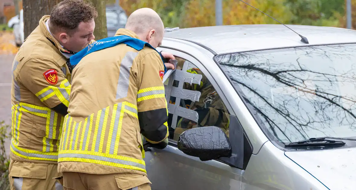 Auto valt in het slot, brandweer bevrijdt kind - Foto 5