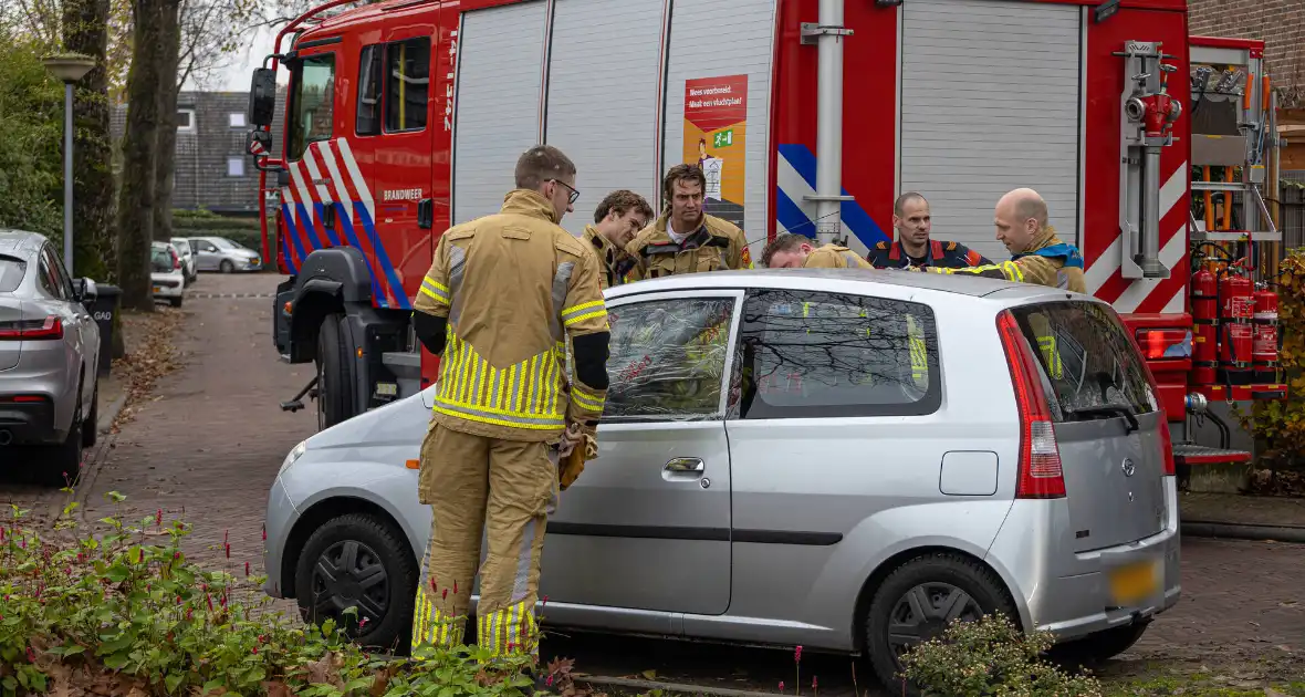 Auto valt in het slot, brandweer bevrijdt kind - Foto 6