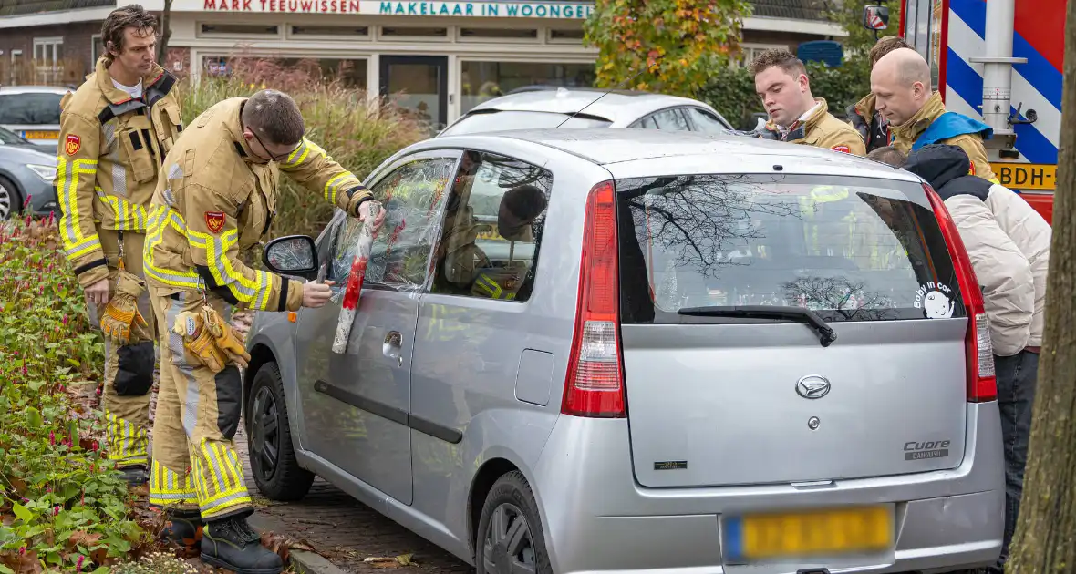 Auto valt in het slot, brandweer bevrijdt kind - Foto 7