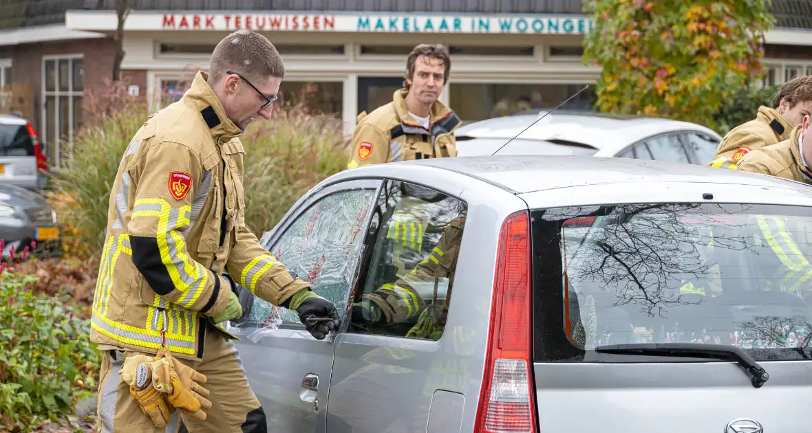 Auto valt in het slot, brandweer bevrijdt kind - Foto 8