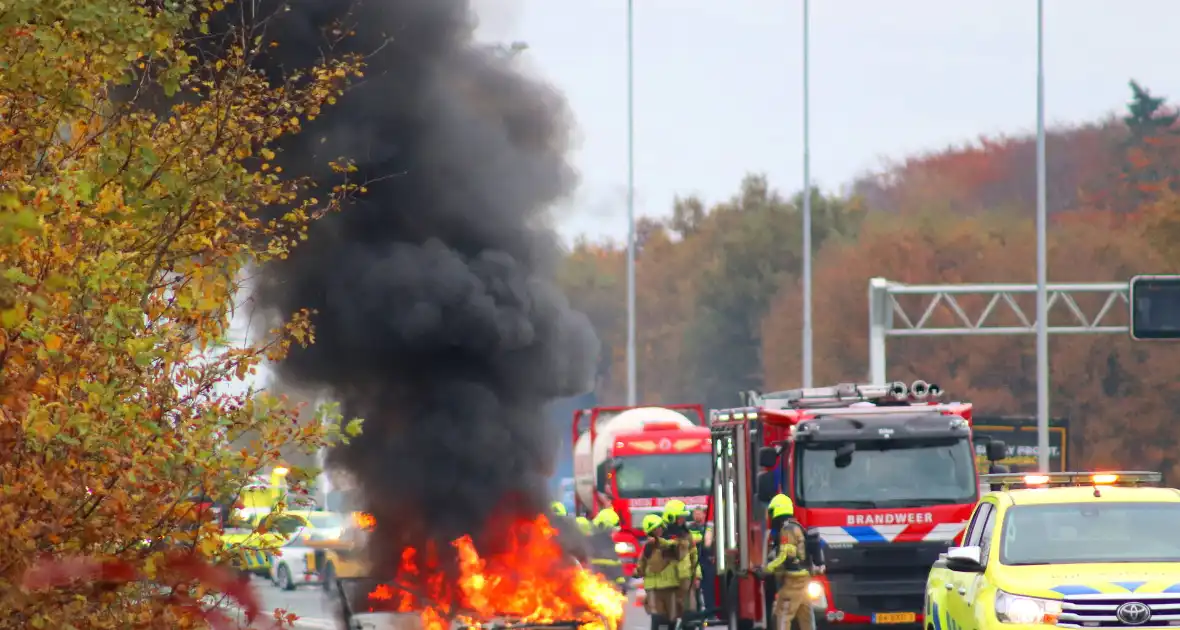 Auto volledig verwoest door brand op snelweg