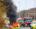 Auto volledig verwoest door brand op snelweg