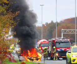 Auto volledig verwoest door brand op snelweg