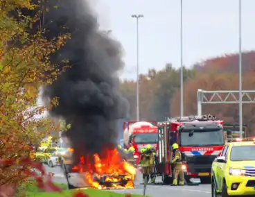 Auto volledig verwoest door brand op snelweg