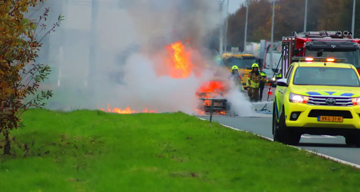 Auto volledig verwoest door brand op snelweg - Foto 1