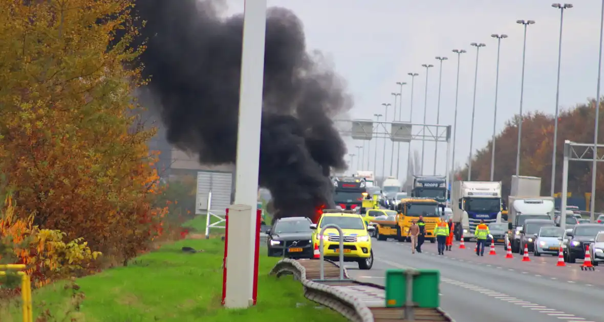 Auto volledig verwoest door brand op snelweg - Foto 2