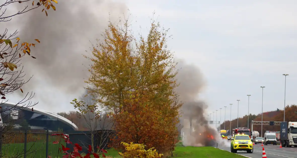 Auto volledig verwoest door brand op snelweg - Foto 3