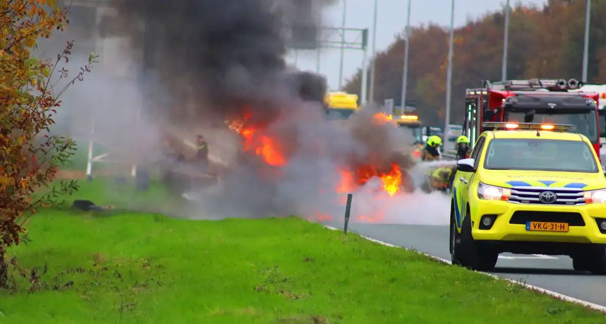 Auto volledig verwoest door brand op snelweg - Foto 4