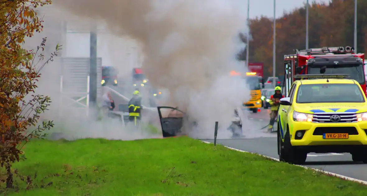 Auto volledig verwoest door brand op snelweg - Foto 5