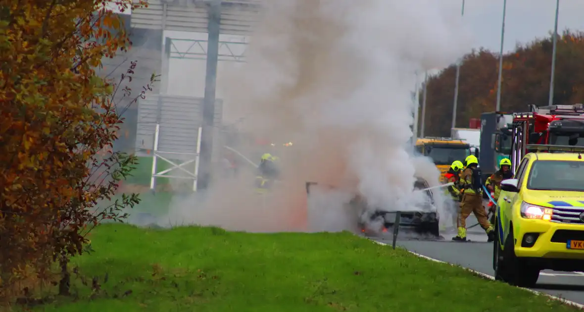 Auto volledig verwoest door brand op snelweg - Foto 6