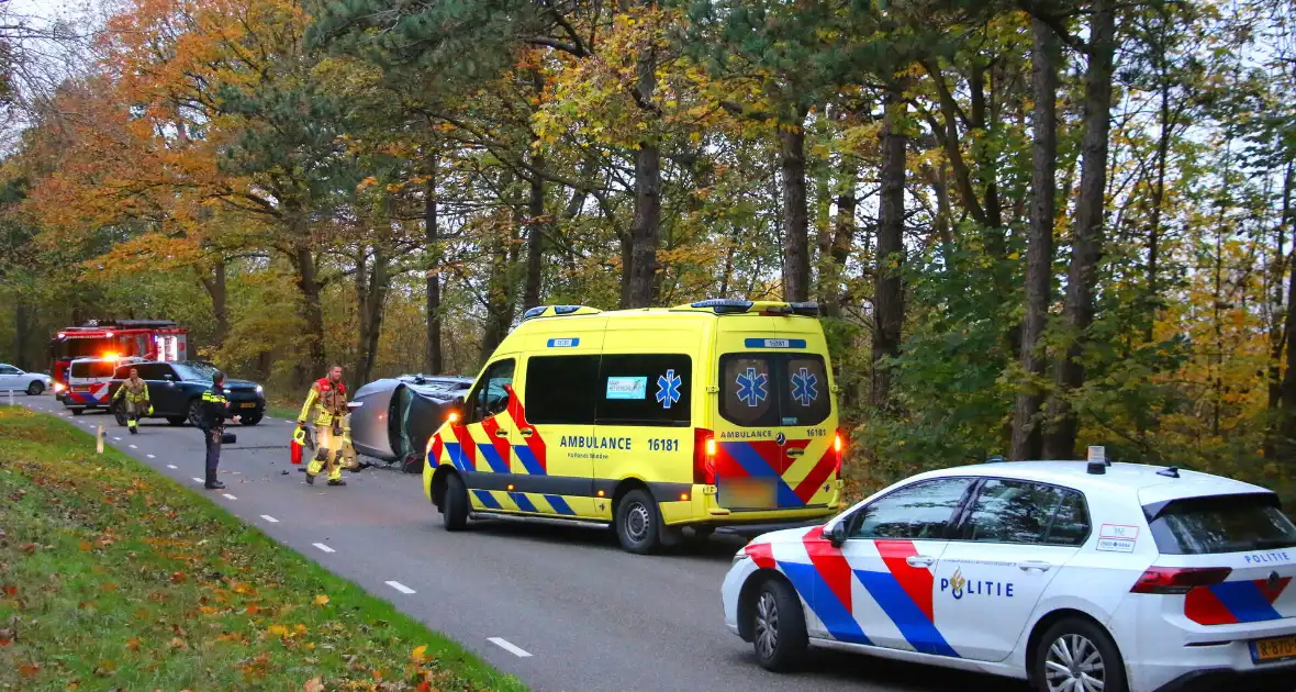 Auto gekanteld na aanrijding met boom