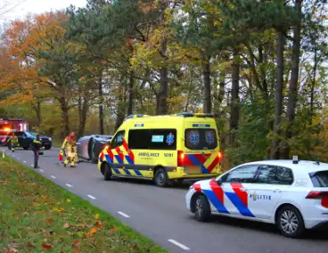 Auto gekanteld na aanrijding met boom