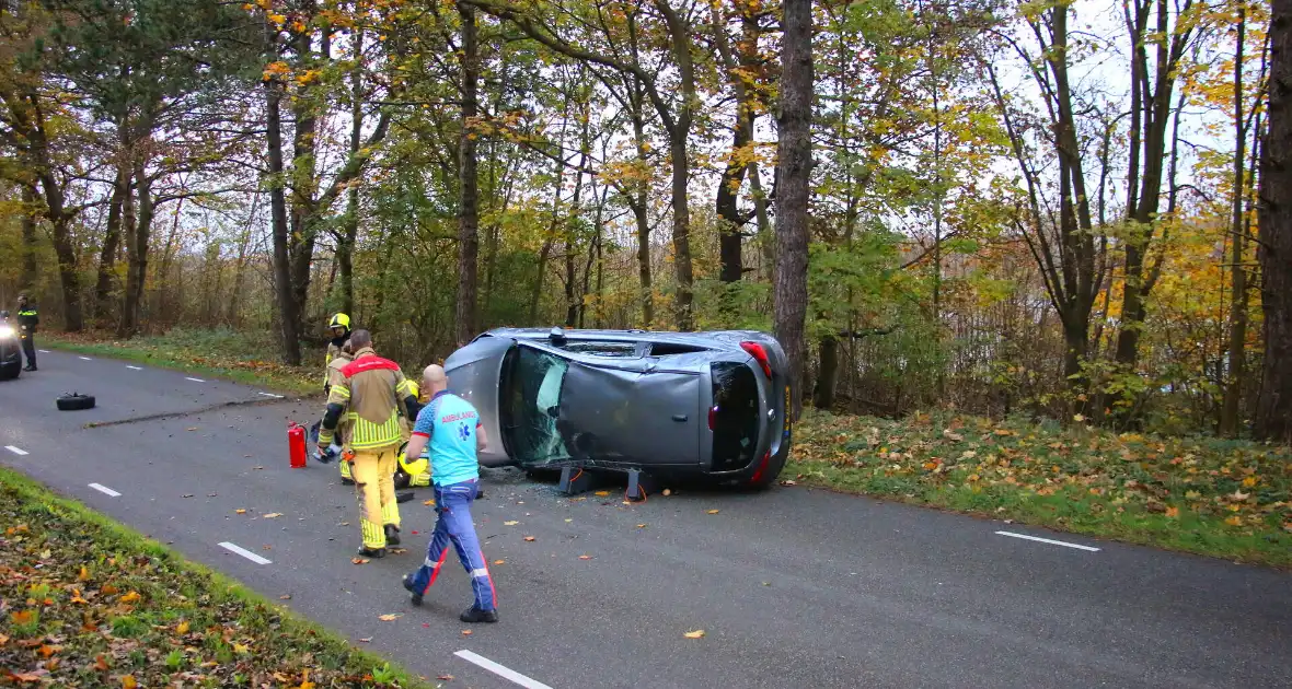 Auto gekanteld na aanrijding met boom - Foto 1