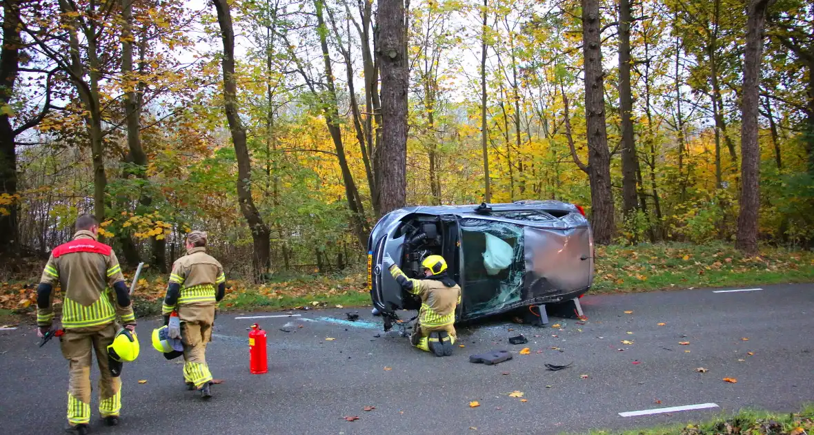 Auto gekanteld na aanrijding met boom - Foto 2