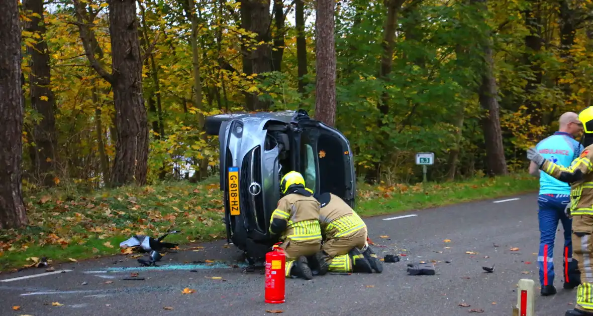 Auto gekanteld na aanrijding met boom - Foto 3