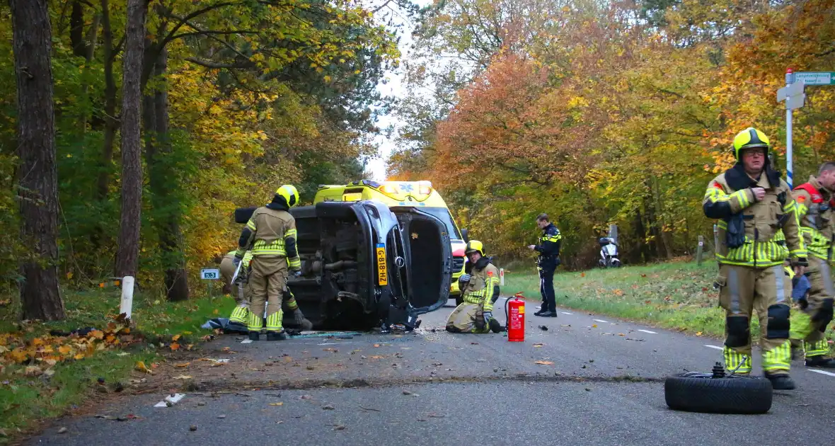 Auto gekanteld na aanrijding met boom - Foto 4