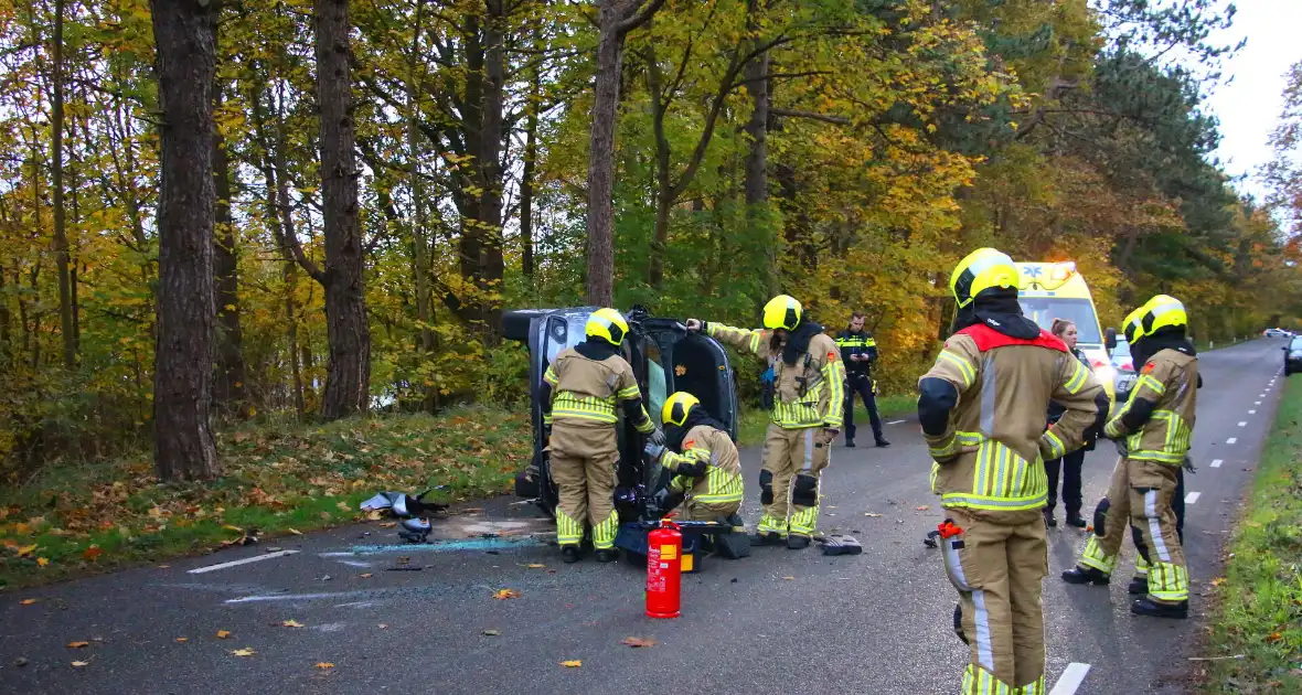 Auto gekanteld na aanrijding met boom - Foto 5