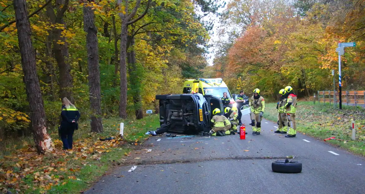 Auto gekanteld na aanrijding met boom - Foto 6