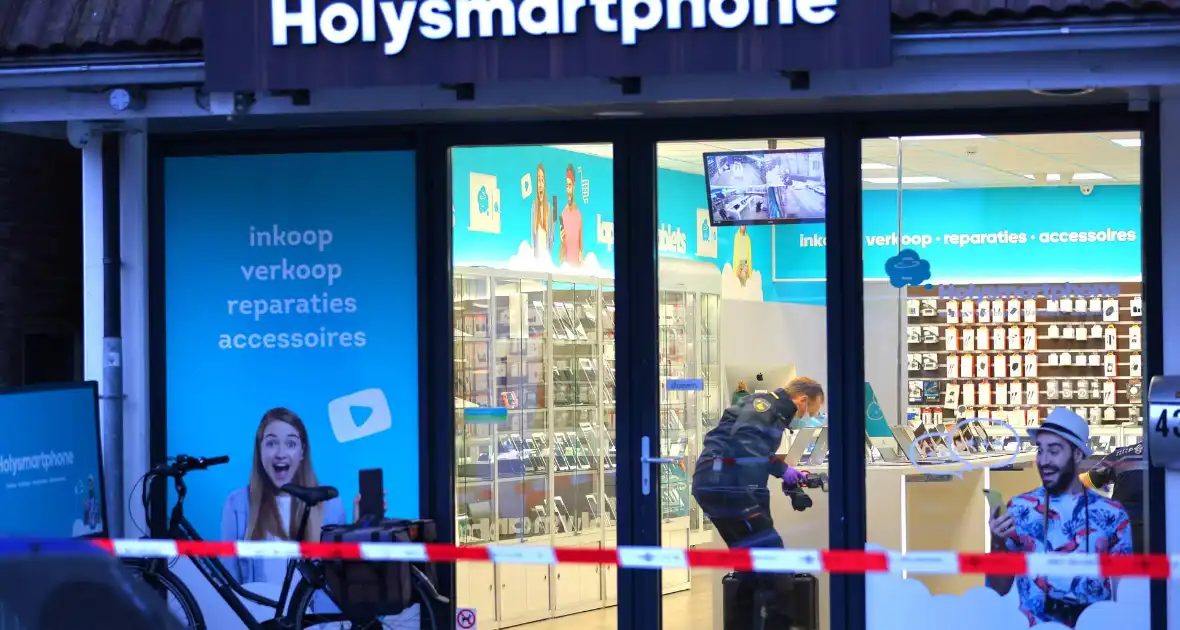 Telefoonwinkel overvallen door gewapende overvallers - Foto 1