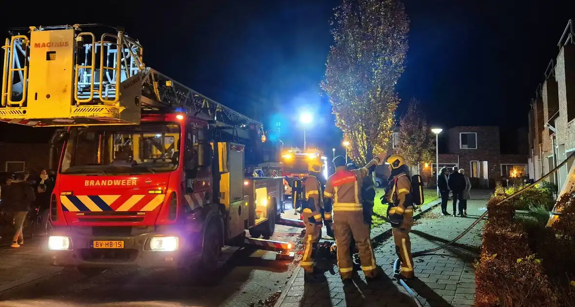 Brandweer blust brand op dak