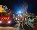 Brandweer blust brand op dak