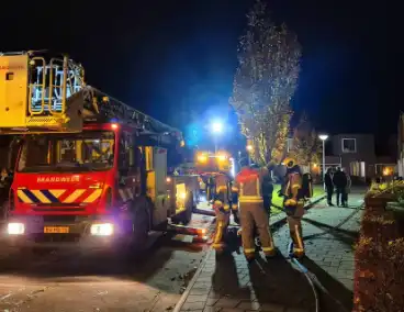 Brandweer blust brand op dak