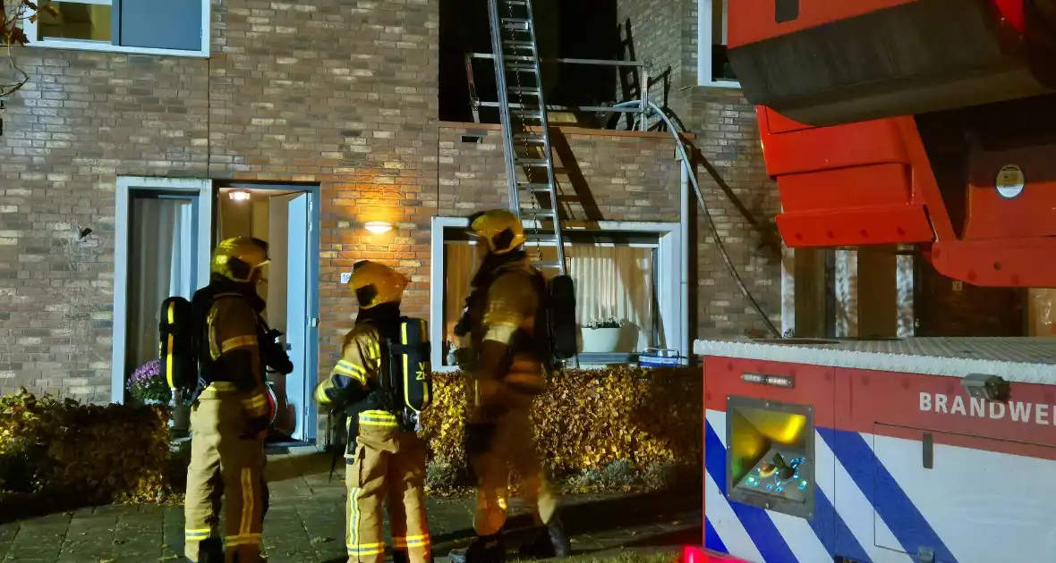 Brandweer blust brand op dak - Foto 1