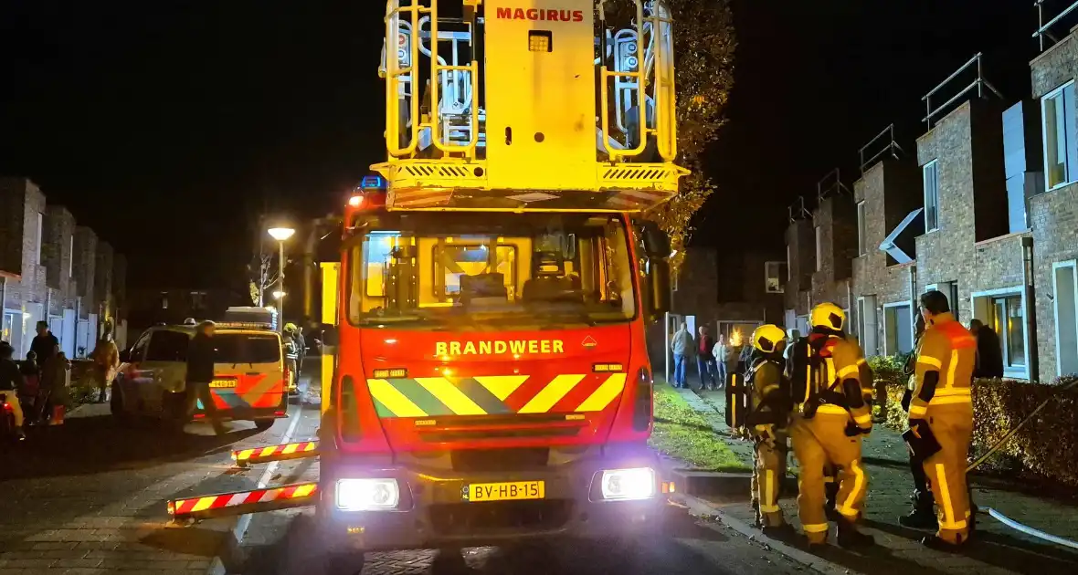 Brandweer blust brand op dak - Foto 6