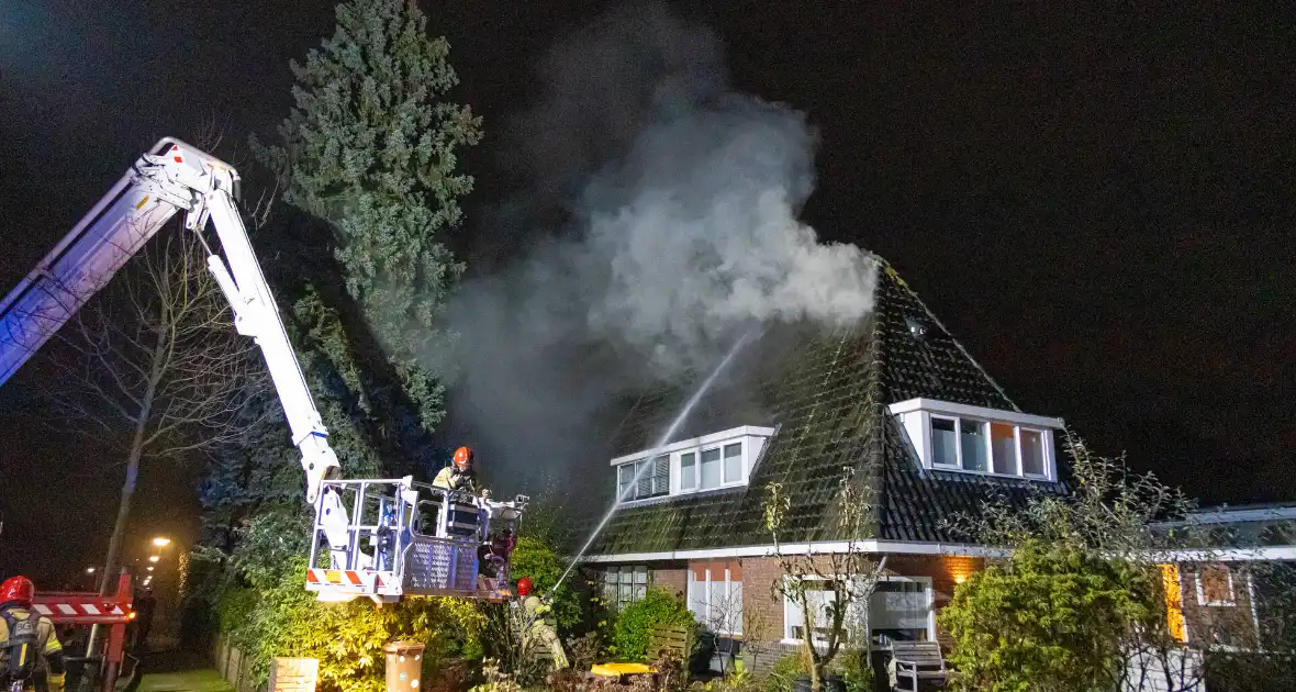 Brandweer blust uitslaande brand in woning