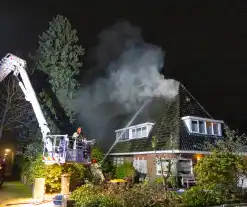 Brandweer blust uitslaande brand in woning