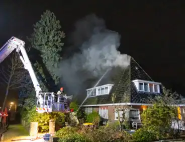 Brandweer blust uitslaande brand in woning