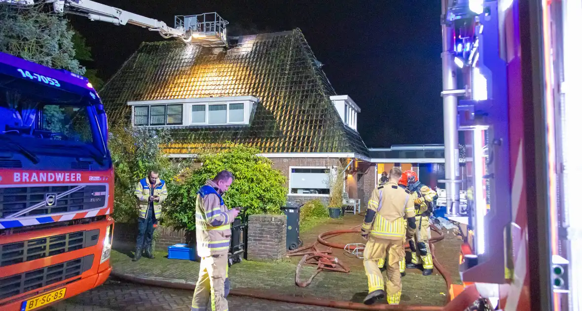 Brandweer blust uitslaande brand in woning - Foto 10