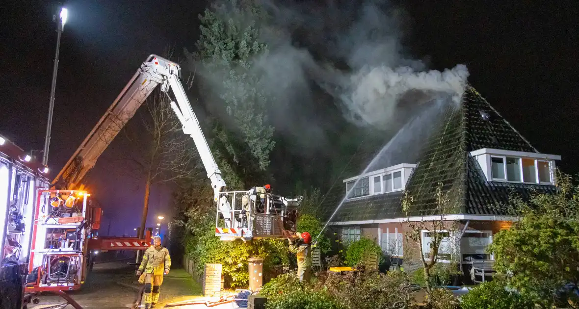 Brandweer blust uitslaande brand in woning - Foto 3