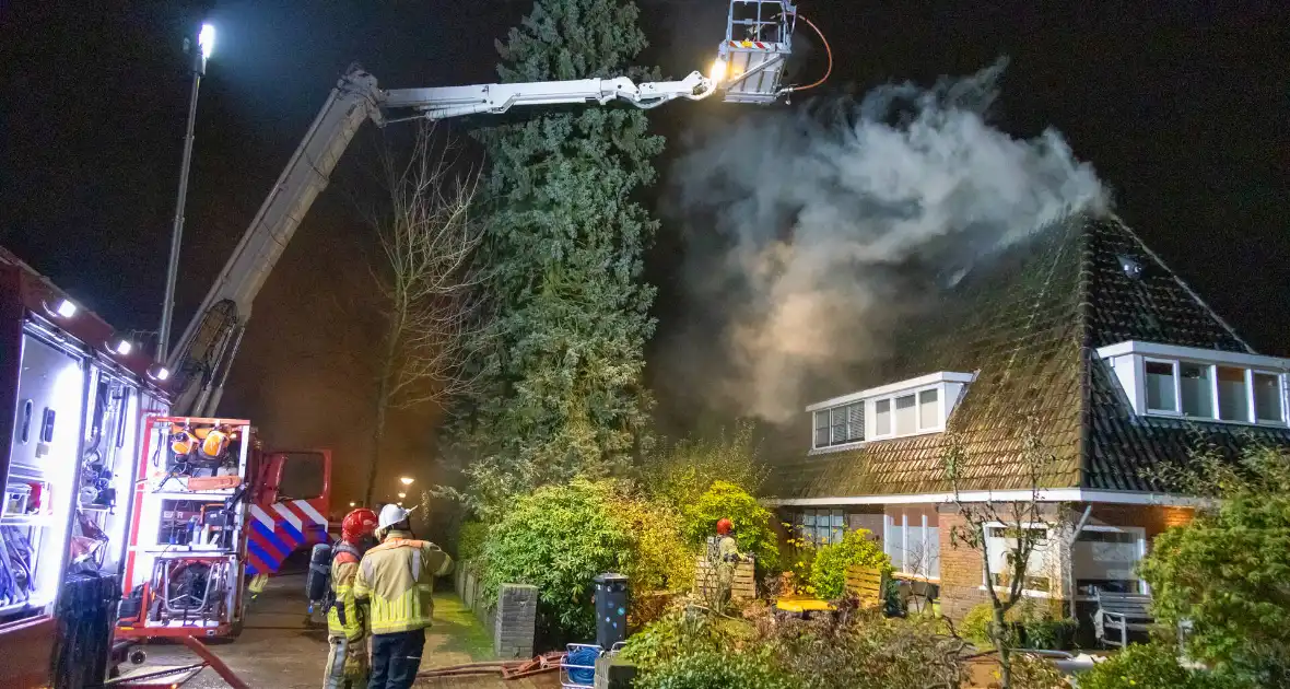 Brandweer blust uitslaande brand in woning - Foto 4