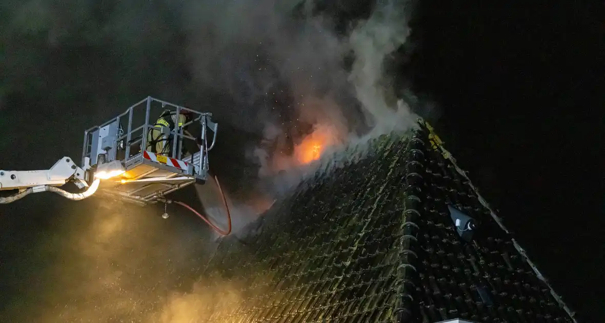 Brandweer blust uitslaande brand in woning - Foto 6