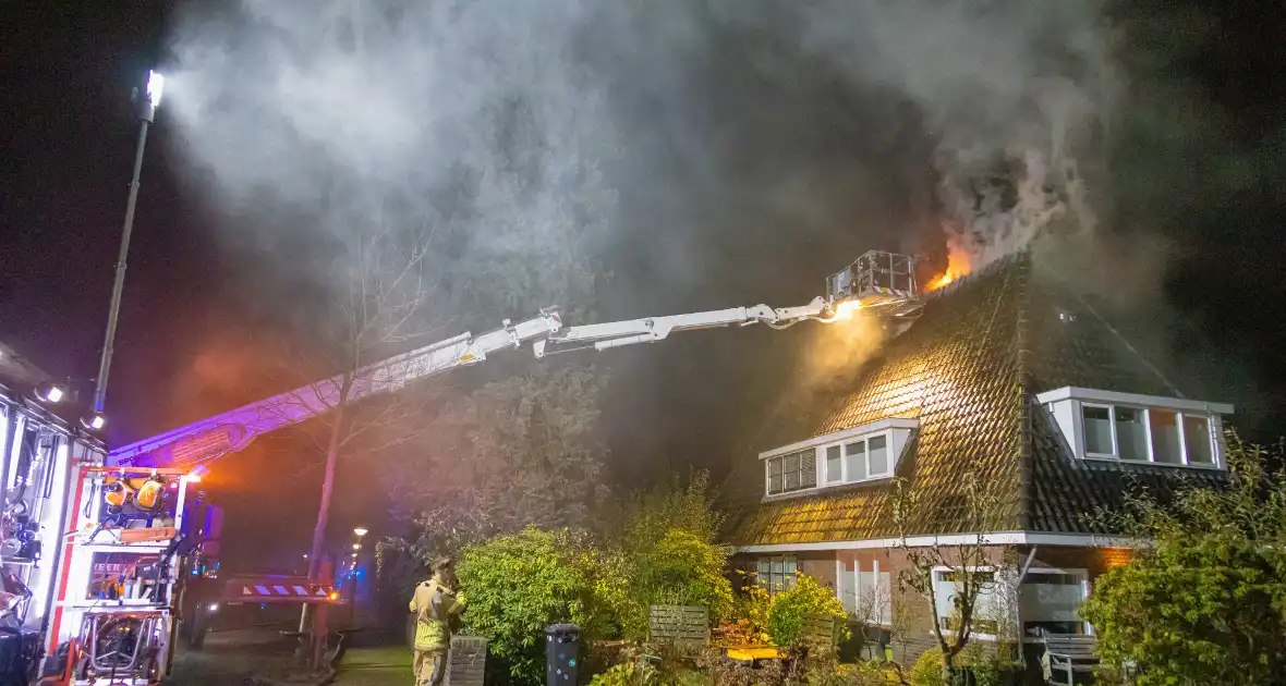 Brandweer blust uitslaande brand in woning - Foto 7