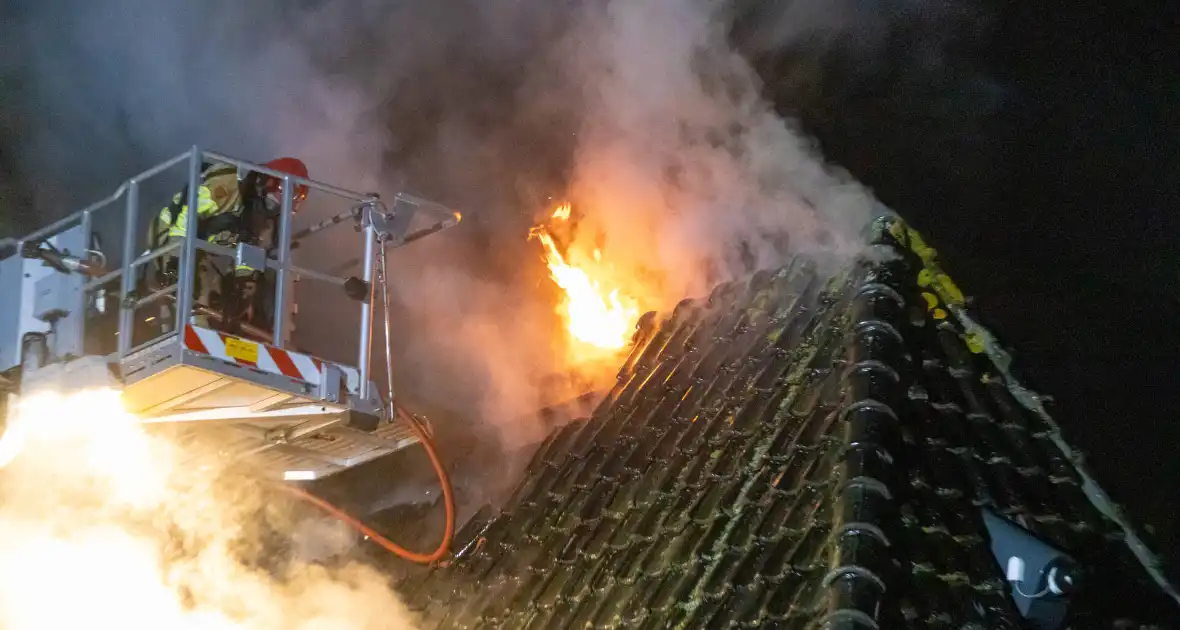 Brandweer blust uitslaande brand in woning - Foto 8