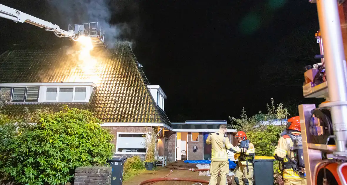 Brandweer blust uitslaande brand in woning - Foto 9