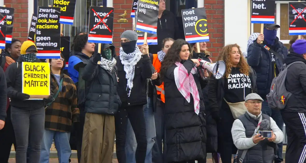 Kick Out Zwarte Piet protesteert bij sinterklaas intocht