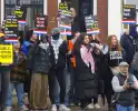 Kick Out Zwarte Piet protesteert bij sinterklaas intocht